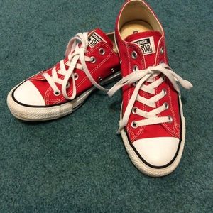 Converse low top women’s sneakers. Sz 7